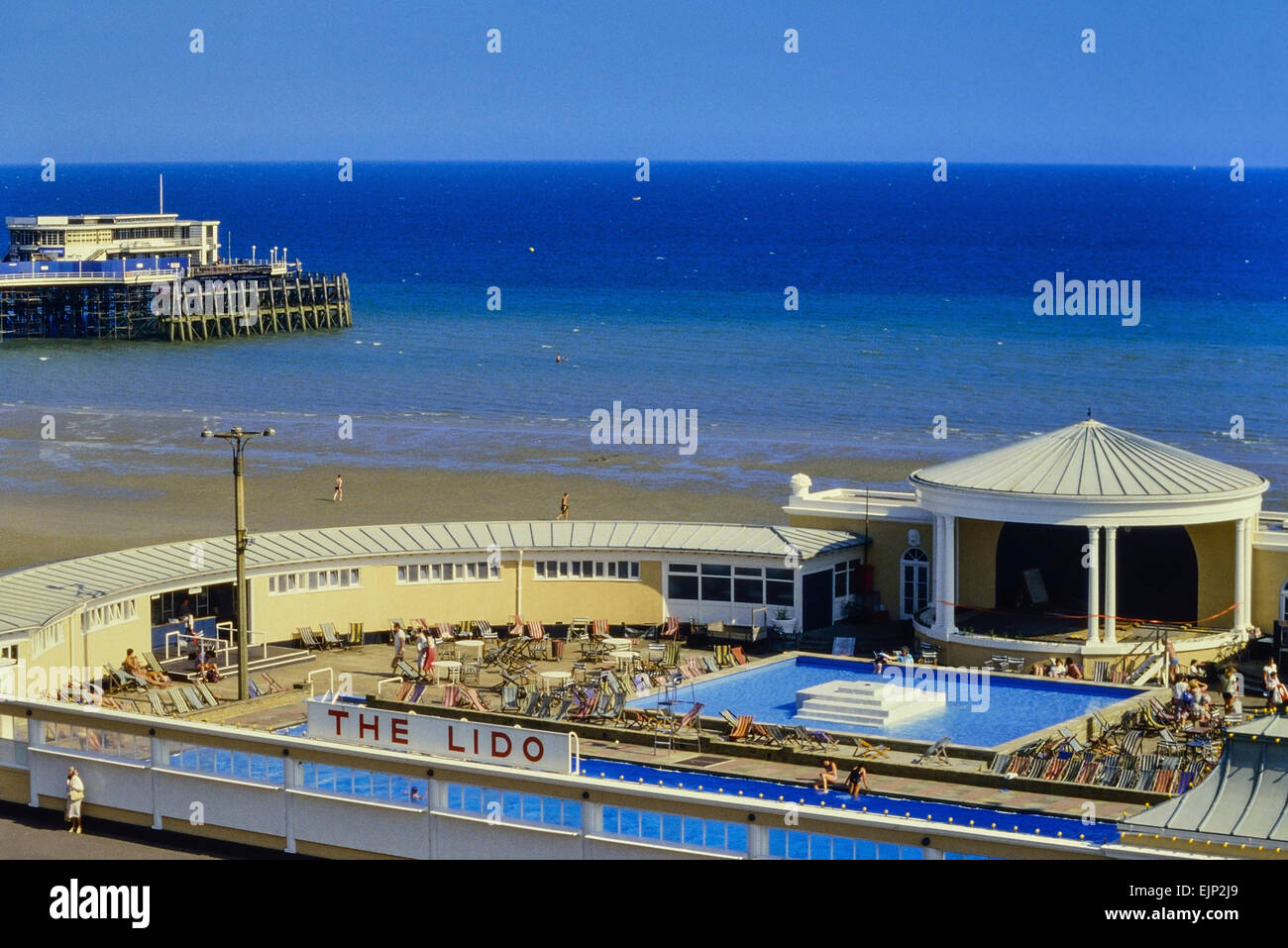 Jetée de Worthing kiosque et Lido. West Sussex. UK. Circa 1980 Banque D'Images