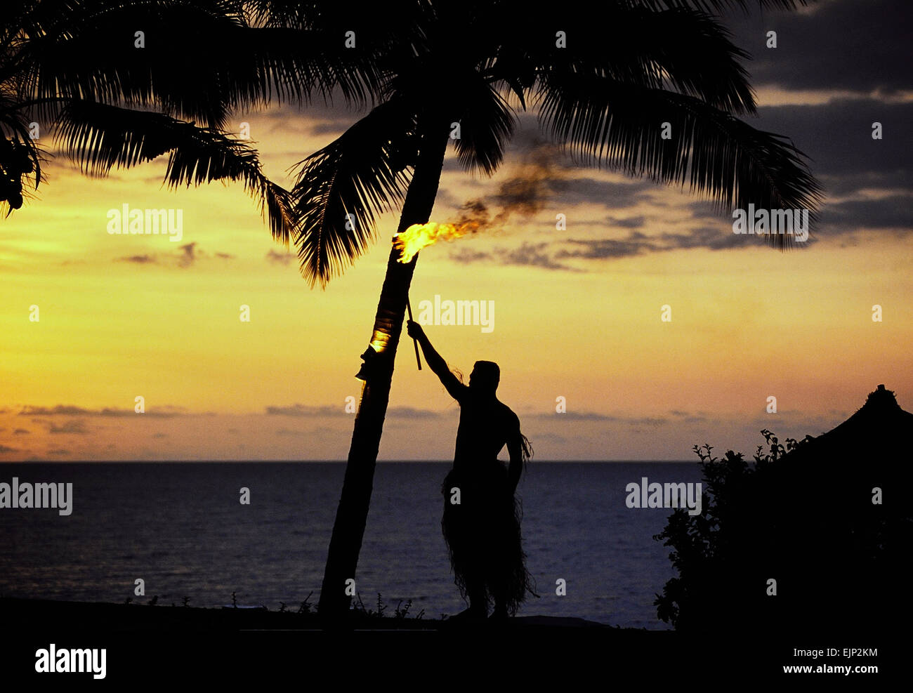Coucher du soleil fidjienne traditionnelle cérémonie d'allumage de la flamme. Pacifique Fidji Banque D'Images