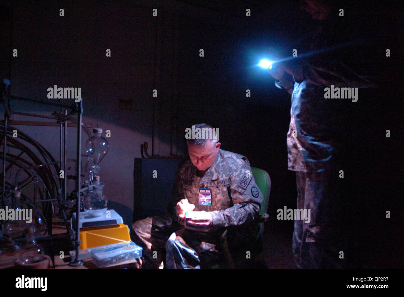 Le Sgt. David Reeves, un membre de l'équipe de l'enquête avec la 35e équipe de soutien civil, en Virginie de l'ouest de la Garde nationale, met en place un laboratoire de produits chimiques dans le cadre de l'opération Vigilant Gardien, mardi 24 mars 2009, près de Ponce, Porto Rico. Reeves et d'autres membres de la 35e CST créé le laboratoire dans le cadre d'un scénario dans lequel les terroristes ont acquis des armes de destruction massive, et les équipes de Puerto Rico et des îles Vierges aider les autorités civiles à néant la menace. Le s.. S. Patrick McCollum Banque D'Images