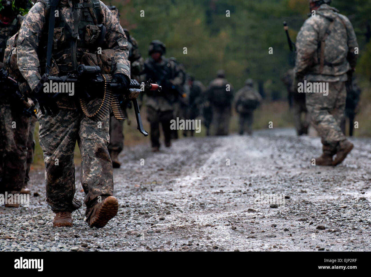 Soldats du 1er Bataillon, 14e Régiment d'infanterie, 2e Stryker Brigade Combat Team et des soldats de l'auto-défense japonaise mars à leur prochain objectif au cours d'un exercice d'entraînement sur le terrain le 31 octobre dans le cadre du bouclier d'Orient 2012. Bouclier d'Orient est un événement de formation bilatérale annuelle tenue au Japon entre les forces américaines et l'auto-défense japonaise de favoriser une relation de travail entre les deux partenaires du Pacifique. Banque D'Images