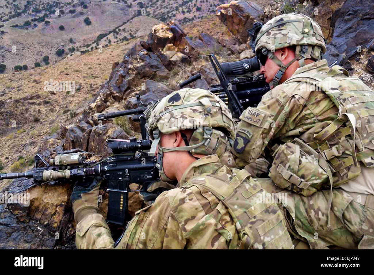 Les soldats de la Compagnie C, 1er Bataillon, 506e Régiment d'infanterie, 4e Brigade Combat Team, la 101e Airborne Division, Groupe de travail Currahee, tirer à partir de la sécurité le sommet d'une montagne dans la province de Paktika durant l'opération Surak Basta III le 23 juin. Banque D'Images