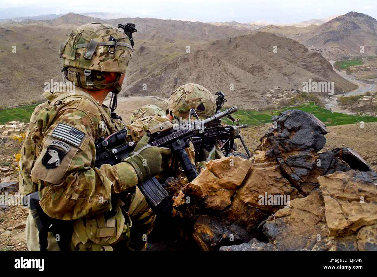 Les soldats de la Compagnie C, 1er Bataillon, 506e Régiment d'infanterie, 4e Brigade Combat Team, la 101e Airborne Division, Groupe de travail Currahee, tirer à partir de la sécurité le sommet d'une montagne dans la province de Paktika durant l'opération Surak Basta III le 23 juin. L'opération était d'infiltrer près de la frontière entre l'afin d'arrêter les chasseurs ennemis d'entrer en Afghanistan. Banque D'Images