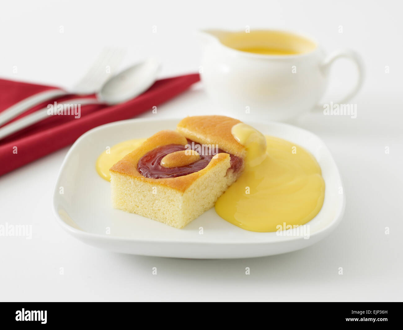 Éponge à confiture de framboises et crème anglaise Banque D'Images