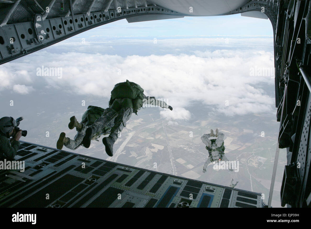 Les membres des Forces spéciales de l'armée américaine s'envoler à l'arrière d'un C-17 Globemaster III à une altitude de 6 000 pieds au cours d'une altitude élevée, faible formation d'ouverture de l'exercice, le 22 février au cours aux Philippines 08 Balikatan. Lance le Cpl. Ronald W. Stauffer Banque D'Images
