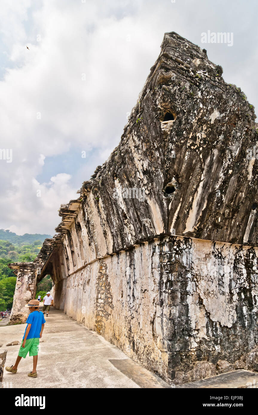 Palenque, Mexique - Avril 18, 2014 : les touristes visiter les ruines de Palenque au Chiapas, Mexique. Banque D'Images