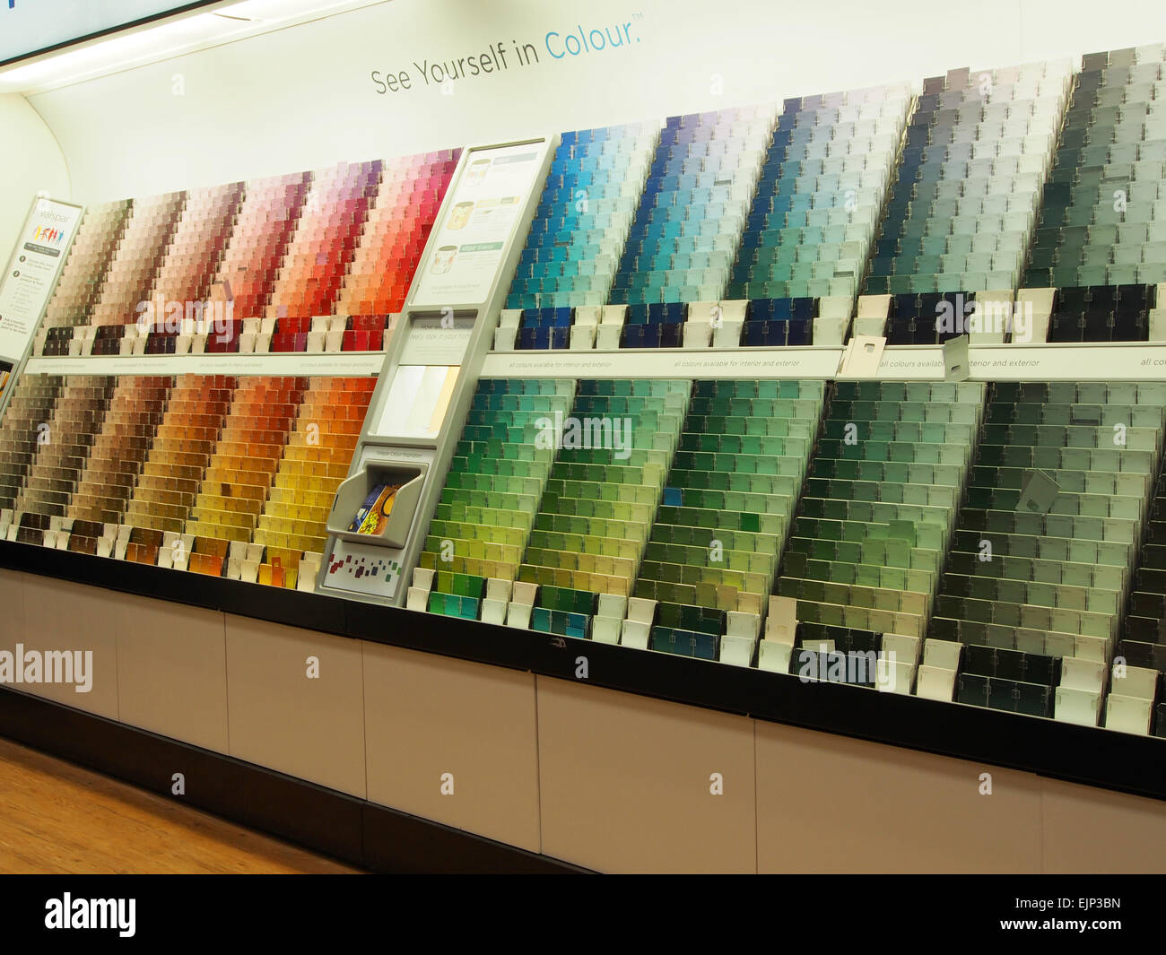 Un affichage de graphiques en couleurs pour peindre le mélange dans un grand magasin de bricolage. Banque D'Images