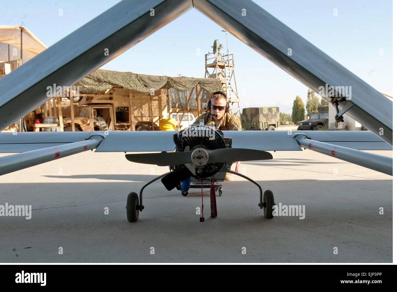 La CPS de l'armée américaine. Tyler Brewer effectue une inspection avant vol d'un RQ-7B ombre à la base d'opérations avancée Fenty, l'Afghanistan, le 2 mai 2013. La CPS. Margaret Taylor Banque D'Images