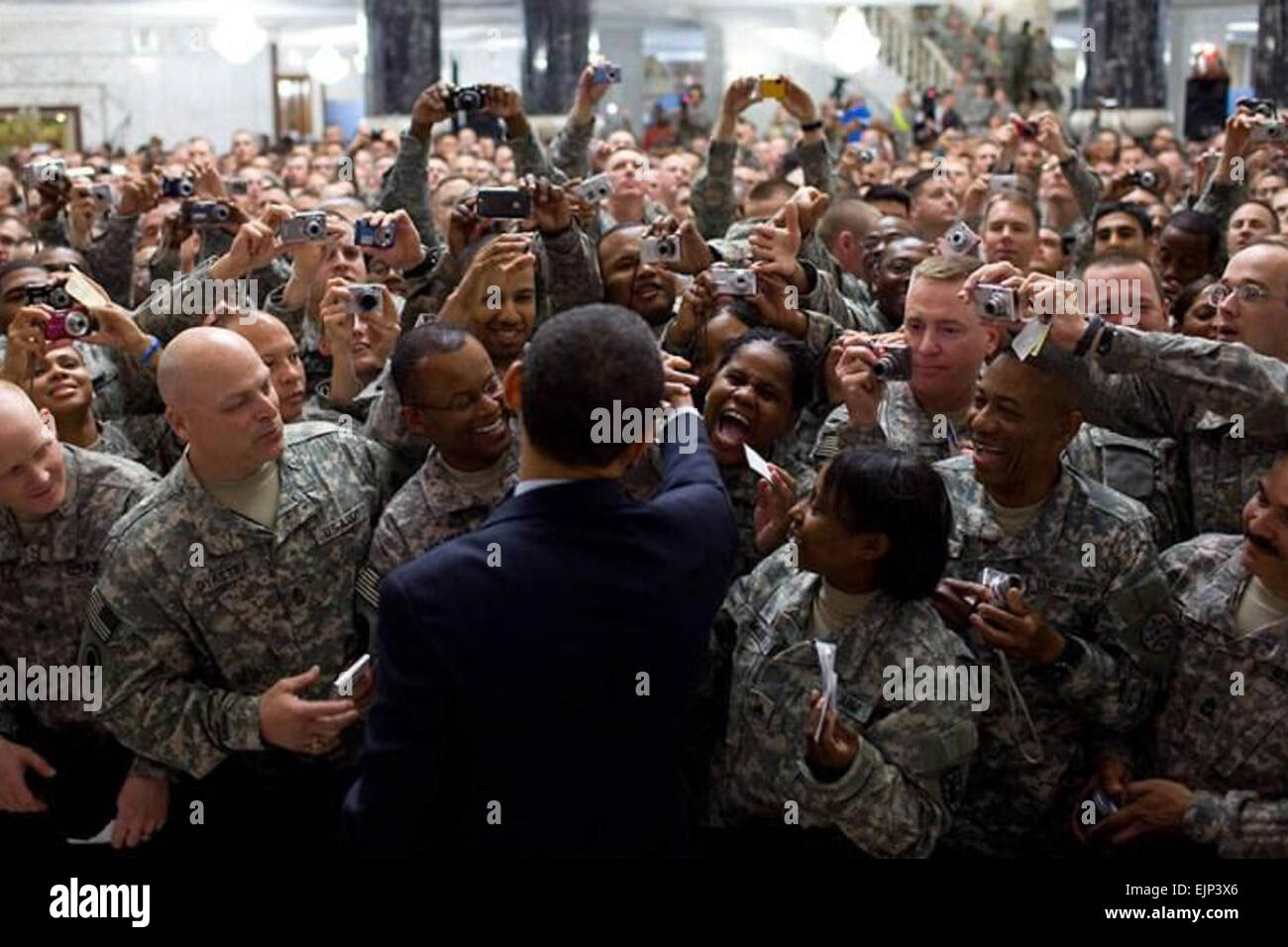 Le président américain Barack Obama serre la main avec des centaines de soldats américains au cours de sa 7 avril 2009, visite au camp Victory, l'Iraq. "Vous avez réalisé brillamment dans chaque mission qui vous a été donné. Vous avez gardé les yeux fixés sur l'exercice de votre travail, a déclaré M. Obama les troupes. Banque D'Images
