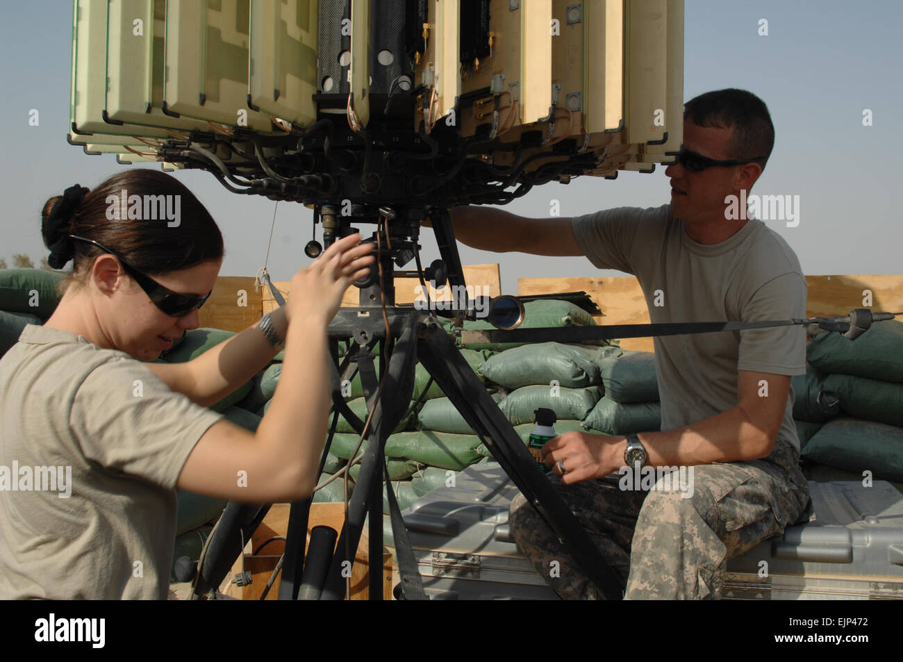 La FPC. Alysha Gleason et le Sgt. Tchad Ervin, tous deux membres de l'Artillerie et de mortiers, roquettes, de l'équipe Echo Batterie, 4e Bataillon, 5e Brigade d'artillerie de défense aérienne, de la conduite d'entretien sur une station radar à la base d'opérations avancée Delta dans le sud de l'Iraq, le 22 août. Banque D'Images