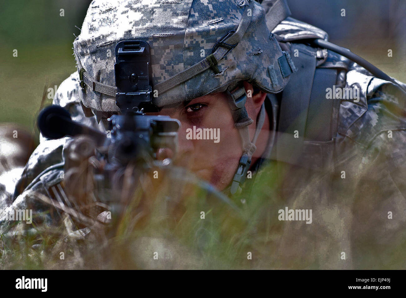 Un parachutiste de la 82nd Airborne Division "Devil's Brigade" vise son M240-B'machine gun pendant une mitrailleuse bien sûr des dirigeants le 14 octobre 2011, à Fort Bragg, N.C. Le soldat est un fantassin du 2e Bataillon, 504e Parachute Infantry Regiment, 1e Brigade Combat Team. Le Sgt. Michael J. MacLeod Banque D'Images