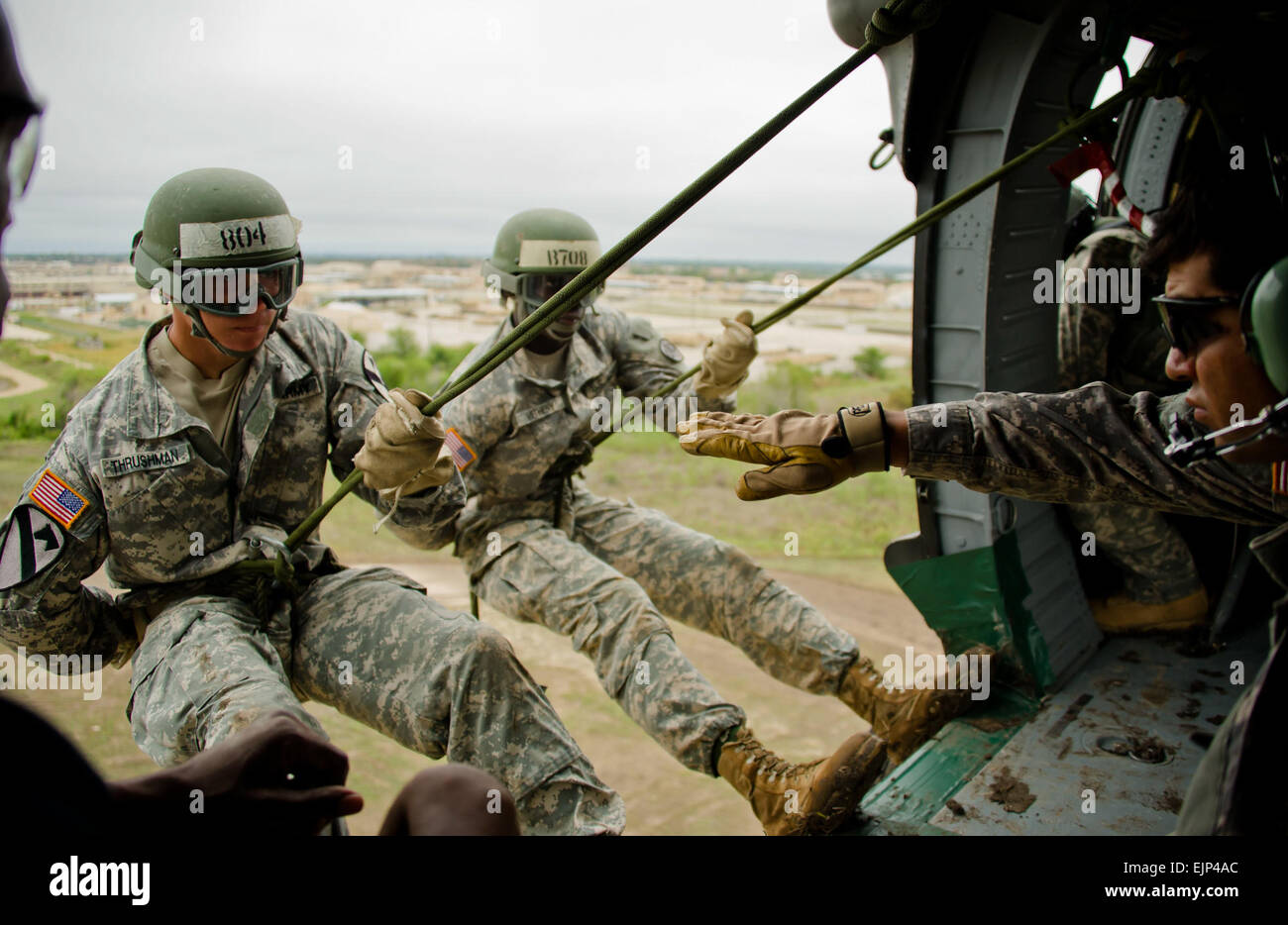 Le Sgt. Jon Garcia droit, de Santa Cruz, Californie, et un maître à la repousser l'assaut aérien de Fort Hood, de l'école Un élève donne le signe d'exécuter la repousser hors d'un UH-60 Black Hawk à partir d'une entreprise "Werewolves, 3e Bataillon des hélicoptères d'assaut, 227e Régiment d'aviation, 1st Air Cavalry Brigade, Division de cavalerie, au cours de l'École d'assaut aérien de Fort Hood's repousser formation ici, le 14 septembre. Les pilotes et équipages de la loups-garous s'envola à l'appui de Fort Hood's Air Assault School afin de certifier les pilotes et équipages, et à soutenir également la formation de l'école de leurs élèves. Banque D'Images