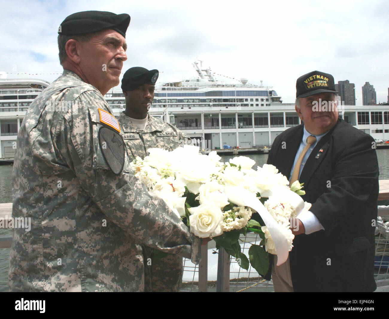 Chef d'État, le général Peter Chiarelli W. et Patrick gauche droite Gualtieri, directeur exécutif, Conseil des anciens combattants de guerre, préparez-vous à poser une couronne en l'honneur de tous les soldats tombés au cours d'une célébration de l'anniversaire de l'armée à l'USS Intrepid à New York, le 14 juin. photo par le Sgt. Jennifer K. Yancey, l'OCPA-nord-est de l'armée officielle du site /anniversaire Anniversaire Banque D'Images