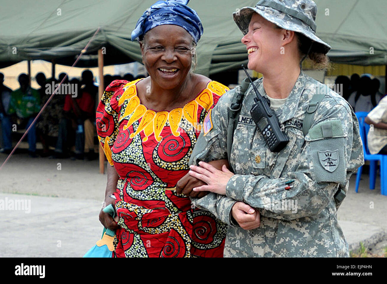Le major Angie Allmer de Jamestown, N.D, une infirmière avec la Garde nationale du Dakota du Nord, état du détachement médical à Bismarck, aide un Kinshasa, République démocratique du Congo résidant à la salle d'attente médicale le 14 septembre. Allmer est partie de MEDFLAG 10, un exercice avec les membres du personnel médical militaire et les Forces armées de la République démocratique du Congo, en fournissant une aide humanitaire à la population locale. Banque D'Images