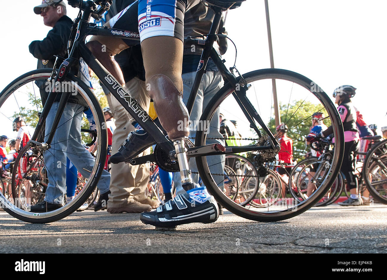 Servicemembers et volontaires ont rejoint les guerriers blessés sur un vélo qui leur a pris de Austin, au Texas, à Fort Hood, au Texas, au cours de la "Ride 2 Récupération" bike challenge, le 8 avril. Ride 2 Récupération encourage la réhabilitation physique et mentale des militaires en service actif et des anciens combattants tout en favorisant la prise de conscience de leurs sacrifices. Ils ont été rejoints sur le 65-mile ride par chef d'état-major George W. Casey Jr. rejoint CSA guerriers blessés comme ils 'Ride' / Récupération 2-diaporamas/2010/04/09/37132-csa-rejoint-blessés-warriors-comme-ils-ride-2-recouvrement/ Banque D'Images