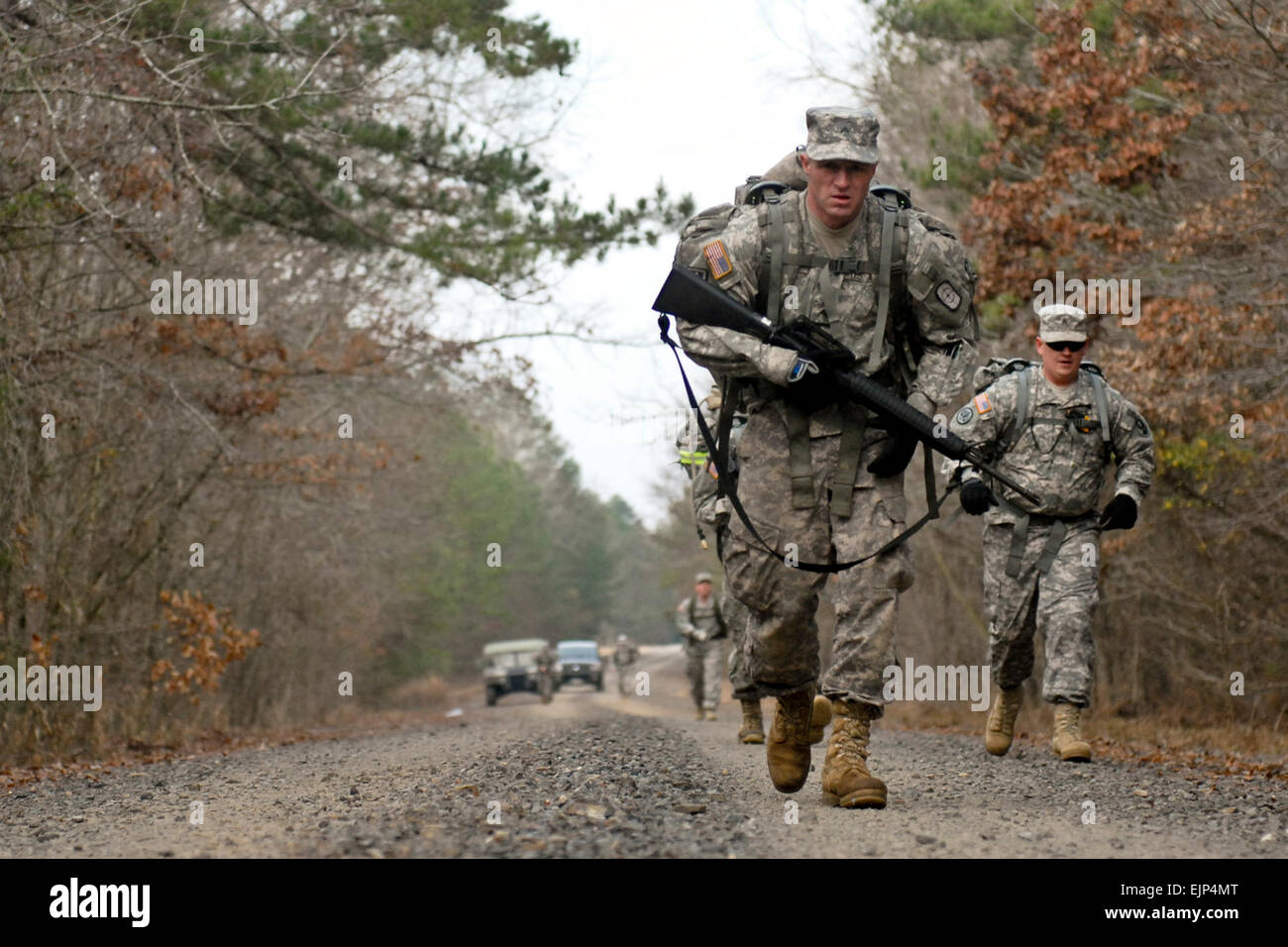 Le caporal de l'armée américaine. Bryan Kyle, ingénieur de combat avec le 688th Engineer Company, 489th Engineer Battalion, 420th Engineer Brigade, marches de la route au cours d'un niveau d'un bataillon de la concurrence meilleur Guerrier au Camp Brochet, Ark., le 7 janvier 2012. Le s.. Andrew Guffey, de l'armée américaine. Banque D'Images