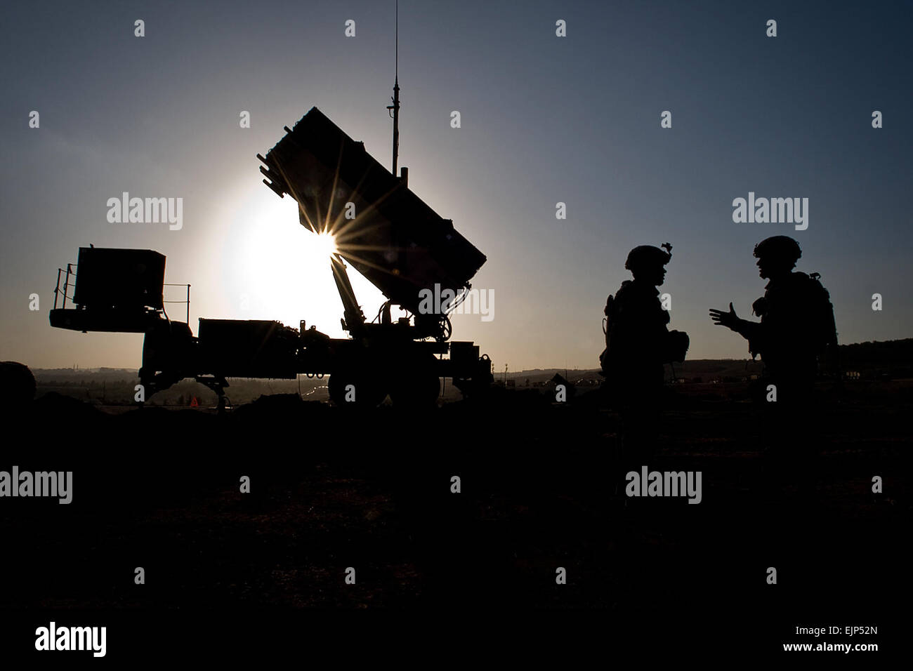 Des soldats américains avec le 3e Bataillon, 2e Régiment d'artillerie de défense aérienne parler après une inspection de routine d'une batterie de missiles Patriot lors d'une base militaire turque à Gaziantep, Turquie. États-unis et l'OTAN et des batteries de missiles Patriot déployés en Turquie à l'appui de l'engagement de l'OTAN à la défense de la sécurité de la Turquie au cours d'une période d'instabilité régionale. Le sergent-chef. Sean M. Worrell, Banque D'Images