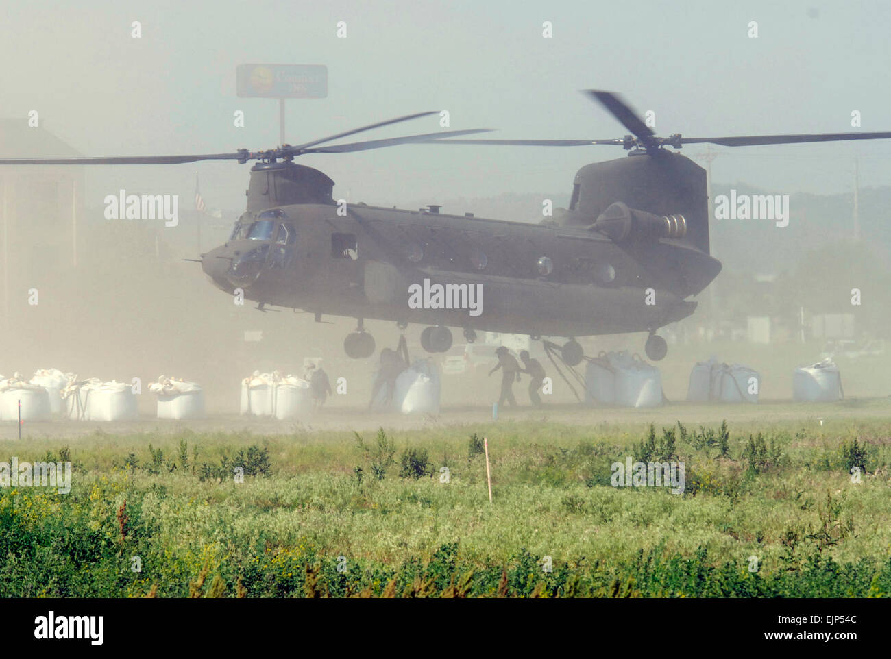 Un hélicoptère CH-47 Chinook de l'Army National Guard de l'Illinois à crochets sur deux grands sacs qui seront livrées aux résidents qui vivent le long de la rivière Missouri inondées en Iowa le 8 juin 2011. En outre quatre hélicoptères UH-60 Black Hawk de l'Iowa et du Minnesota National Guard sacs livrés à beaucoup d'autres des domaines critiques le long de la rivière. Plus de 400 membres de la Garde nationale ont été activés pour fournir un appui aux communautés le long de la rivière Missouri, en danger d'inondation. Le s.. Richard Murphy, U.S. Air Force. Banque D'Images