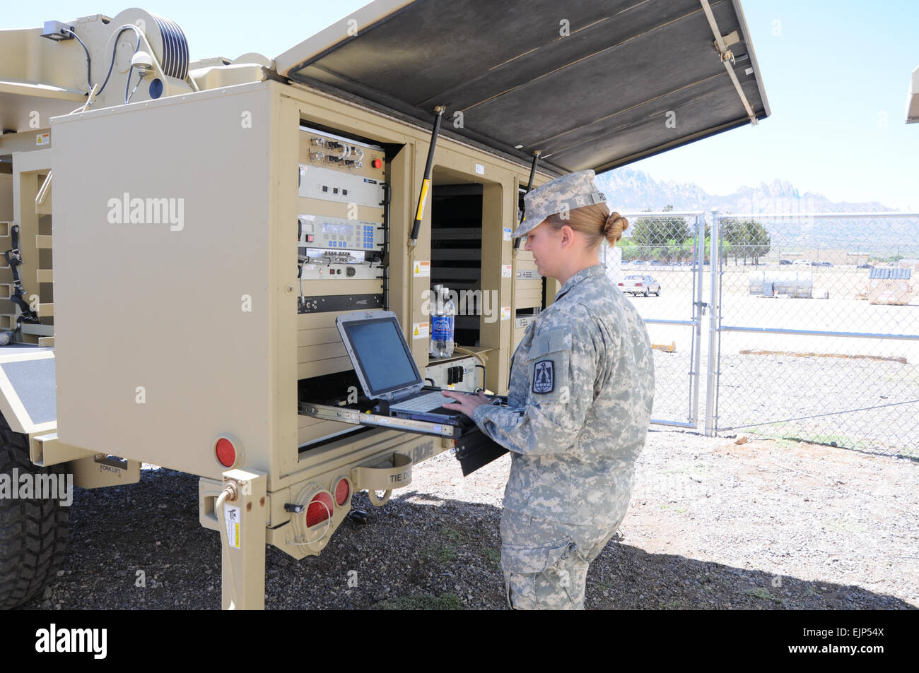 Le Sgt. Shawna Riddle du 86e Bataillon d'appui du génie, de Fort Bliss, Texas, met en place le satellite terminal transportable qui exploite le réseau mixte, Nœud à White Sands Missile Range. Elle et plusieurs de ses collègues ont aidé à mettre en place le Centre de contrôle pour l'évaluation de l'intégration du réseau 12.2 Centre de contrôle. NIE 12.2 est le troisième d'une série d'évaluations annuelles, qui fait partie du cycle de vie du processus agile, conçu pour intégrer l'armée et de la maturité du réseau tactique intégrée et en parallèle, la conduite des essais de fonctionnement des programmes de l'Armée de reco sélectionner Banque D'Images