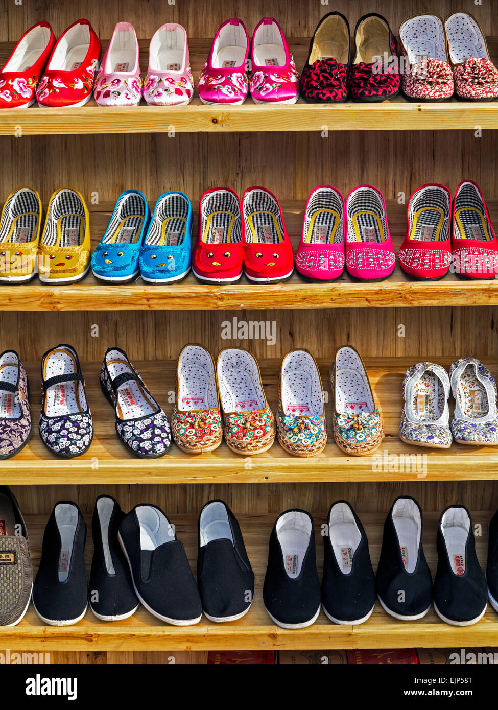 La Chine, Beijing, souliers chinois typique à vendre dans un magasin à l'extérieur de la Cité Interdite Banque D'Images