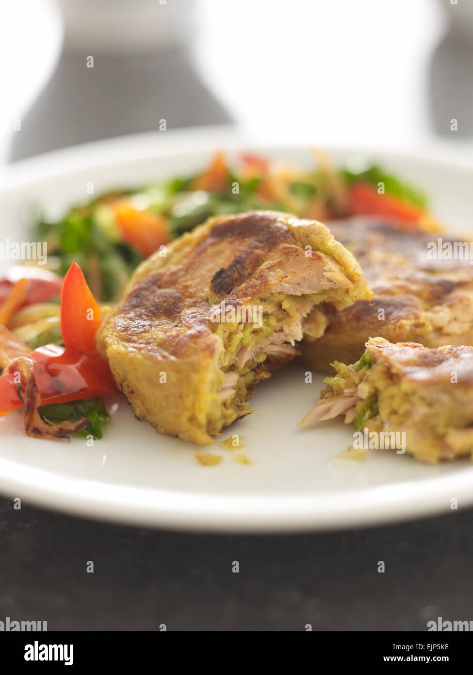 Galettes de poisson et de pommes de terre au saumon Banque D'Images