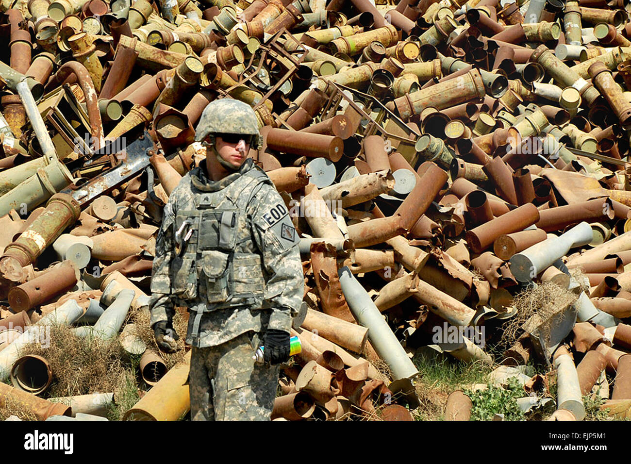 Le Sgt. Robert Solesbee, originaire de Corona, Californie, attribué à 710e compagnie de neutralisation des explosifs et munitions, 3e Bataillon, 71e Groupe d'artillerie, regards autour à son environnement, à la recherche de munitions potentiellement dangereux parmi la ferraille au cheikh Khalid casse le 18 mars. La CPS. Laura Johnson Banque D'Images