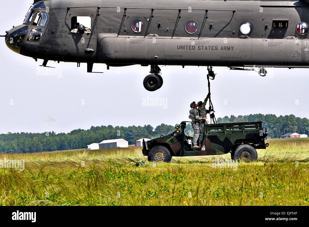 Enseigner aux élèves les soldats de l'armée charge les opérations avec un hélicoptère CH-47 Chinook de l'armée à l'École de Pathfinder sur Fort Pickett, Virginie, 19 août 2011. La mission d'un Pathfinder est de fournir une assistance technique et de conseiller le commandant de l'unité de masse sur les opérations de combat assault, charge les opérations, les mouvements de l'air, les opérations aéroportées, et l'antenne fourni de nouveau par des aéronefs à voilure fixe et tournante. Le s.. Andrew H. Owen Banque D'Images