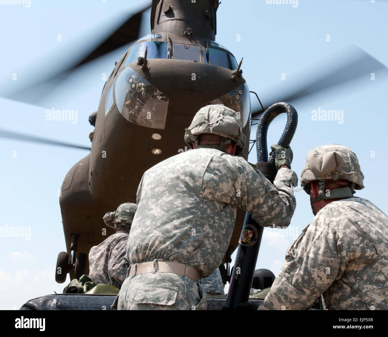 Les soldats de la 316e commande Soutien Expeditionary préparez à effectuer les opérations de charge de l'élingue en connectant un Humvee de la cargaison de crochets d'un hélicoptère CH-47 Chinook à un aérodrome au nord de Fort Hood, au Texas, le 27 juin. Le sergent de l'Armée de l'armée américaine. Peter J. Berardi, 316e Commandement de soutien Banque D'Images