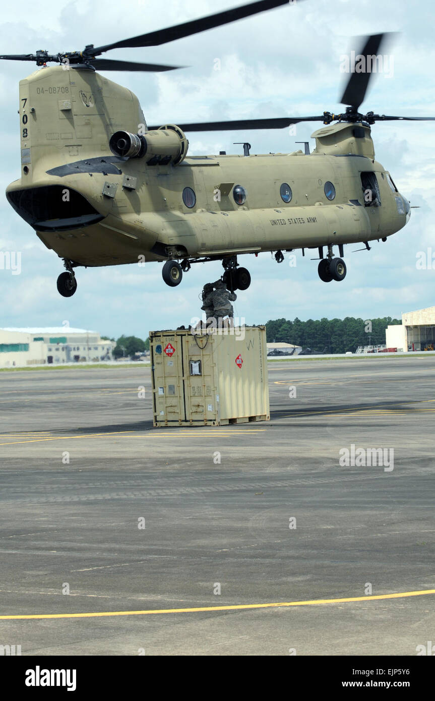 Les soldats de la Compagnie E, 4e bataillon du 101e Régiment d'aviation, attacher un récipient à un hélicoptère CH-47F Chinook slingload crochet afin de défendre un saut en avant d'armement et d'essence au cours d'un exercice conjoint de l'aviation d'opérations à Fort Bragg, en Caroline du Nord, le 22 août. Le saut-FARP donnera aux pilotes la possibilité de rester à proximité de leur mission. Banque D'Images