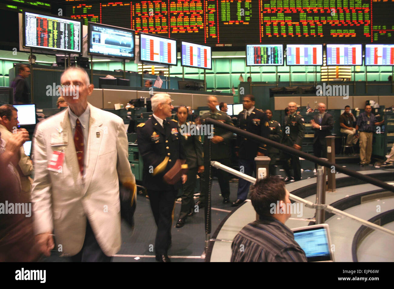 New York Mercantile Exchange employés saluent comme brigadier à la retraite. Le général Arnold Albert/et Brigue. Le général Peter S. Lennon, commandant, 316e Corps expéditionnaire Commande de maintien en puissance, diriger un groupe de soldats locaux grâce à l'étage chambre de commerce, le 14 juin. Le NYMEX a accueilli le groupe de soldats et d'anciens combattants, qui a sonné la cloche de clôture en l'honneur du 235e anniversaire de l'armée américaine. Banque D'Images