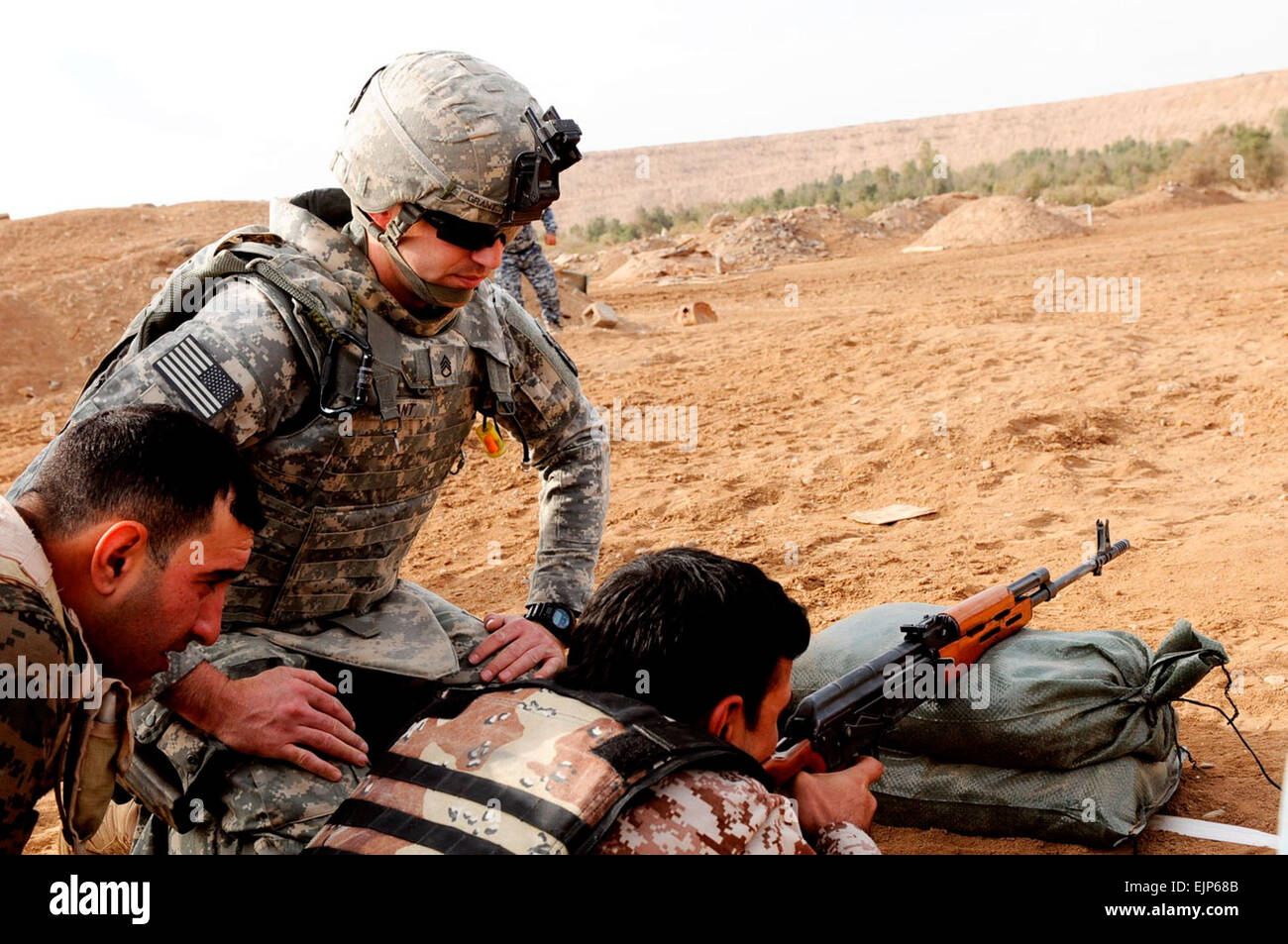 Le s.. Jeffrey Grant, un sergent des troupes affectées à la section C, 1er Escadron, 89e Régiment de cavalerie, 2e Brigade Combat Team, 10e division de montagne, observe les techniques de respiration d'un soldat de l'armée iraquienne comme il zéros un fusil au cours de formation au tir avancé d'urgence à la station d'exploitation Cashe Sud, 11 janvier. La formation est conçue pour renforcer la capacités de tir des forces irakiennes qui ont eu peu d'occasions de formation. Enseigner aux soldats ISF recherche avancée adresse au tir /-news/2010/01/25/33482-soldats-enseigner-isf-advanced-l'adresse au tir-compétences/index.html Banque D'Images