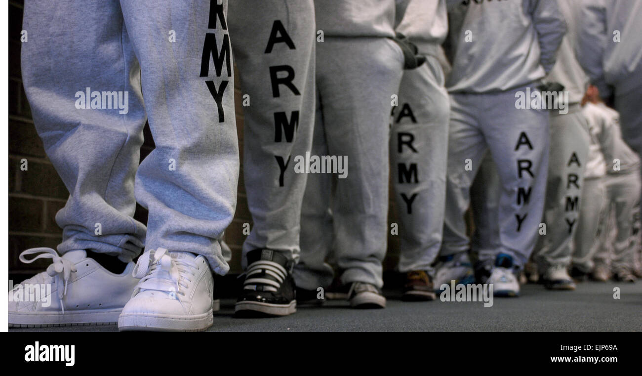 Les recrues de l'Armée américaine à attendre en ligne pour leur première coupe de cheveux tout en encore partiellement vêtus de leurs vêtements civils au cours de l'entraînement au combat de base à Fort Jackson, S.C., 16 janvier 2008 M. Bazaldua Senior Airman Micky Banque D'Images