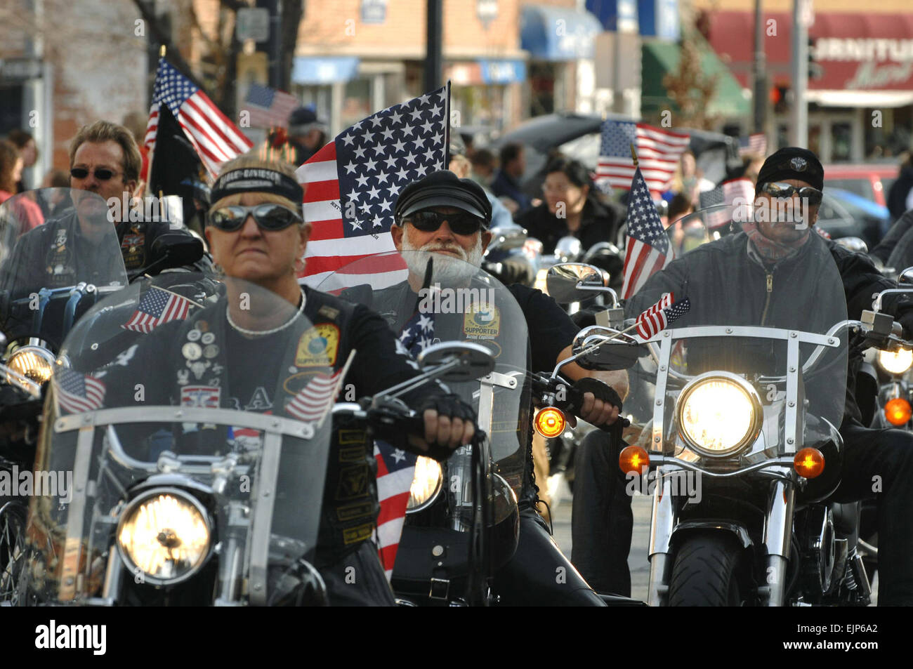 Les membres du Black Hills chapter de l'Association des motards chrétiens ride dans un défilé au centre-ville de Rapid City, S.D., 11 novembre 2007. Rapid City a accueilli le défilé pour honorer ceux qui ont servi et servent actuellement dans l'armée américaine. Le s.. Michael B. Keller Banque D'Images