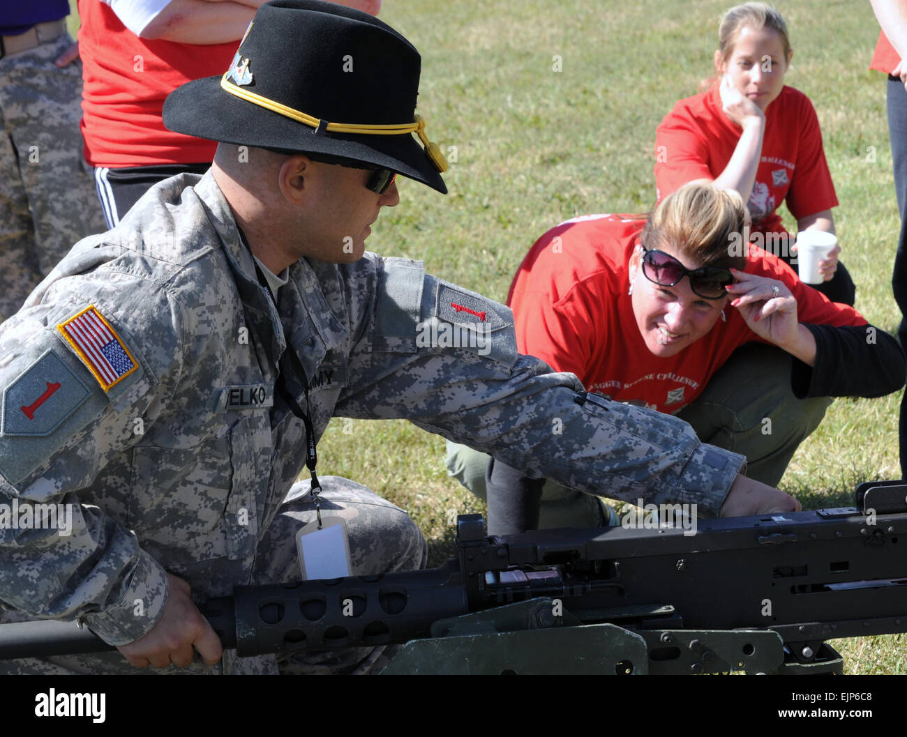 La CPS. Philip Pavelko, 5e Escadron, 4e régiment de cavalerie lourde, 2e Brigade Combat Team, 1re Division d'infanterie, une brigade du rabatteur Kimberly conjoint montre comment assembler une mitrailleuse de calibre .50 Au cours de la Dague 2011 Défi conjoint : Bataille des bataillons ici. Le défi proposé aux conjoints de la 2ème HBCT l'occasion de vivre un peu de ce que leurs soldats font sur une base quotidienne ainsi que célébrer l'approche à la conclusion de la brigade 12 mois de déploiement à l'Iraq. Mollie Miller, 1re Division d'infanterie, Affaires publiques Banque D'Images