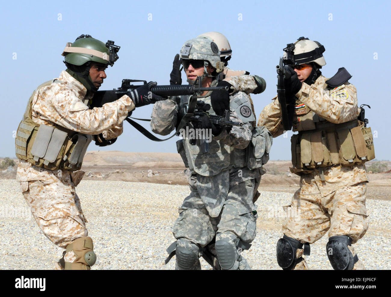 Un soldat de l Batterie, 2e Escadron, 3e régiment de cavalerie blindée, entraîne des soldats de l'armée irakienne dans un perçage sur la base d'opérations d'urgence Delta Mercredi. Batterie Lion travaille actuellement avec les IA sur l'escouade de base et niveau du peloton des exercices pour améliorer leur cohésion et de préparation. Photo de l'Armée américaine par le sergent. Garrett Ralston. Banque D'Images