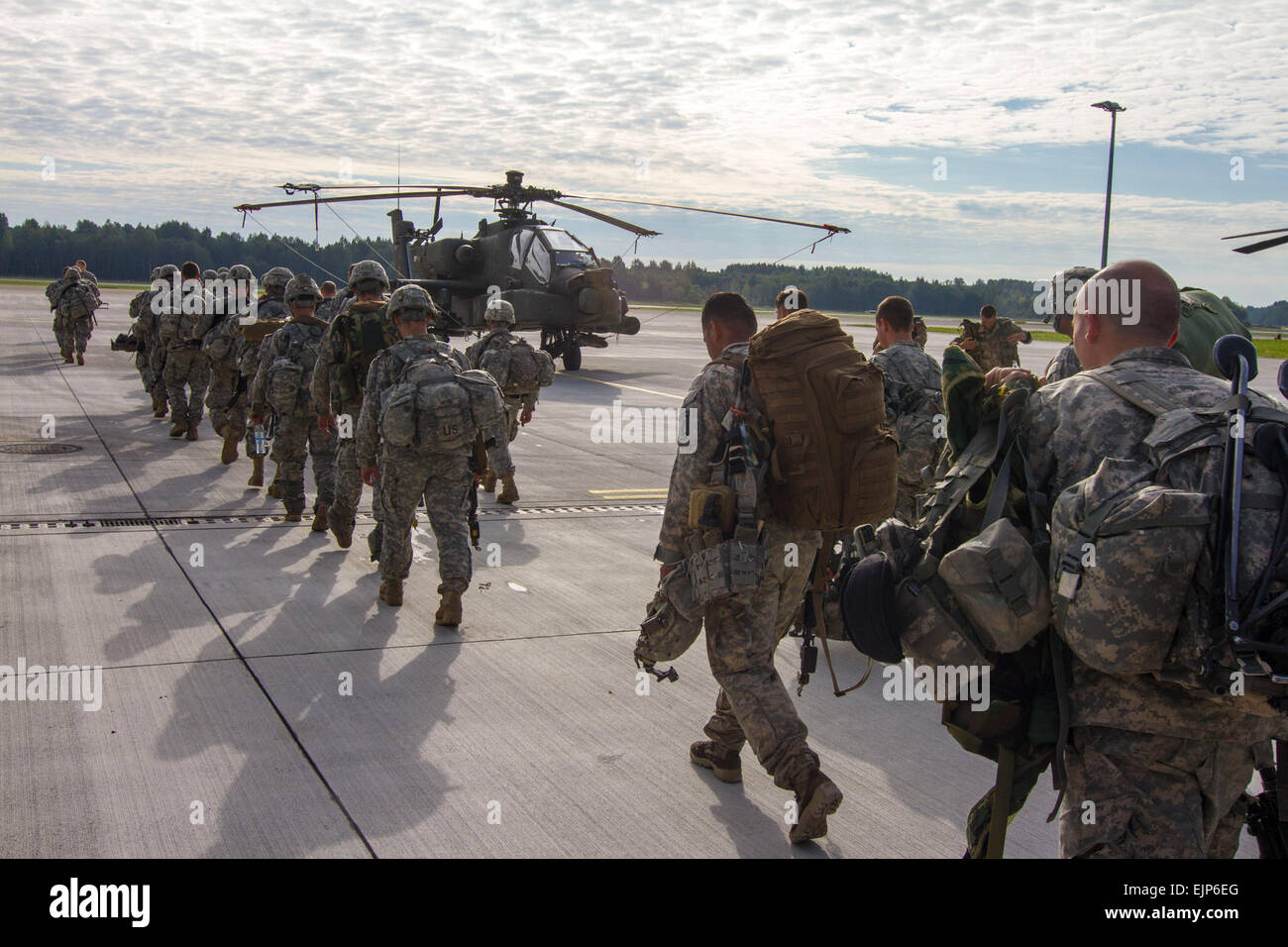 Parachutistes du 1er Bataillon, 503e Régiment d'infanterie, 173e Brigade aéroportée partent Lielvarde Lettonie, base aérienne, le 8 septembre 2014, à la conclusion de l'exercice Steadfast Javelin II. Les parachutistes de la base aérienne de l'OTAN occupé pendant plusieurs jours à lancer des opérations de suivi après la saisir la nuit du 5 septembre. Javelin constant II est un exercice de l'OTAN portant sur plus de 2 000 soldats de 10 pays, et a lieu à travers l'Estonie, l'Allemagne, la Lettonie, la Lituanie et la Pologne. L'exercice vise à accroître l'interopérabilité et la synchronisation des opérations complexes entre les forces terrestres et aériennes alliées à travers Banque D'Images