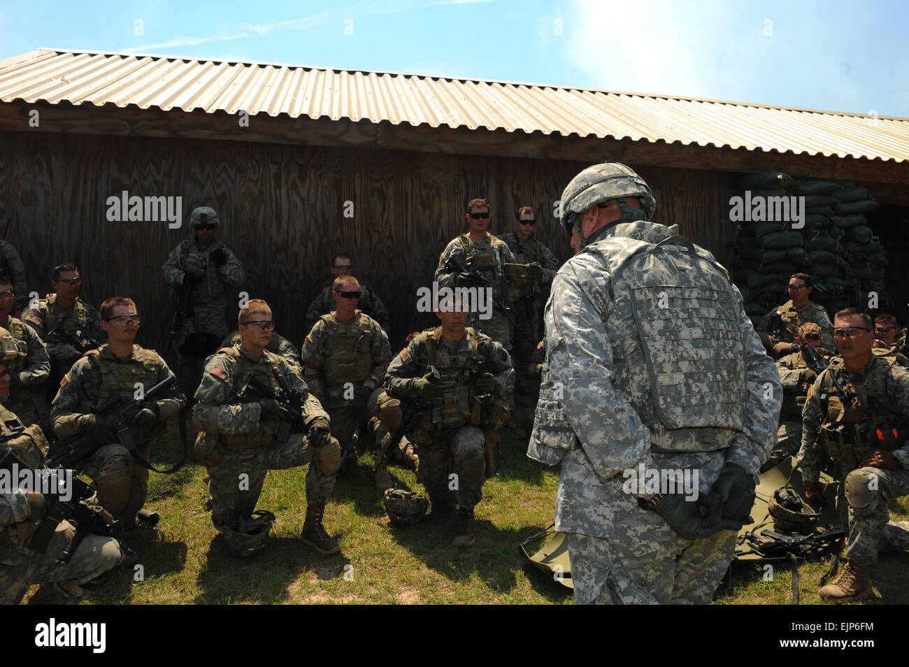 Chef de l'armée américaine, le général Raymond Odierno T. parle aux soldats de la 3e Brigade Combat Team, 101ème Division aéroportée au cours de sa visite à la Joint Readiness Training Center et Fort Polk, en Louisiane, le 1 mai 2012. Le s.. Teddy Wade Banque D'Images