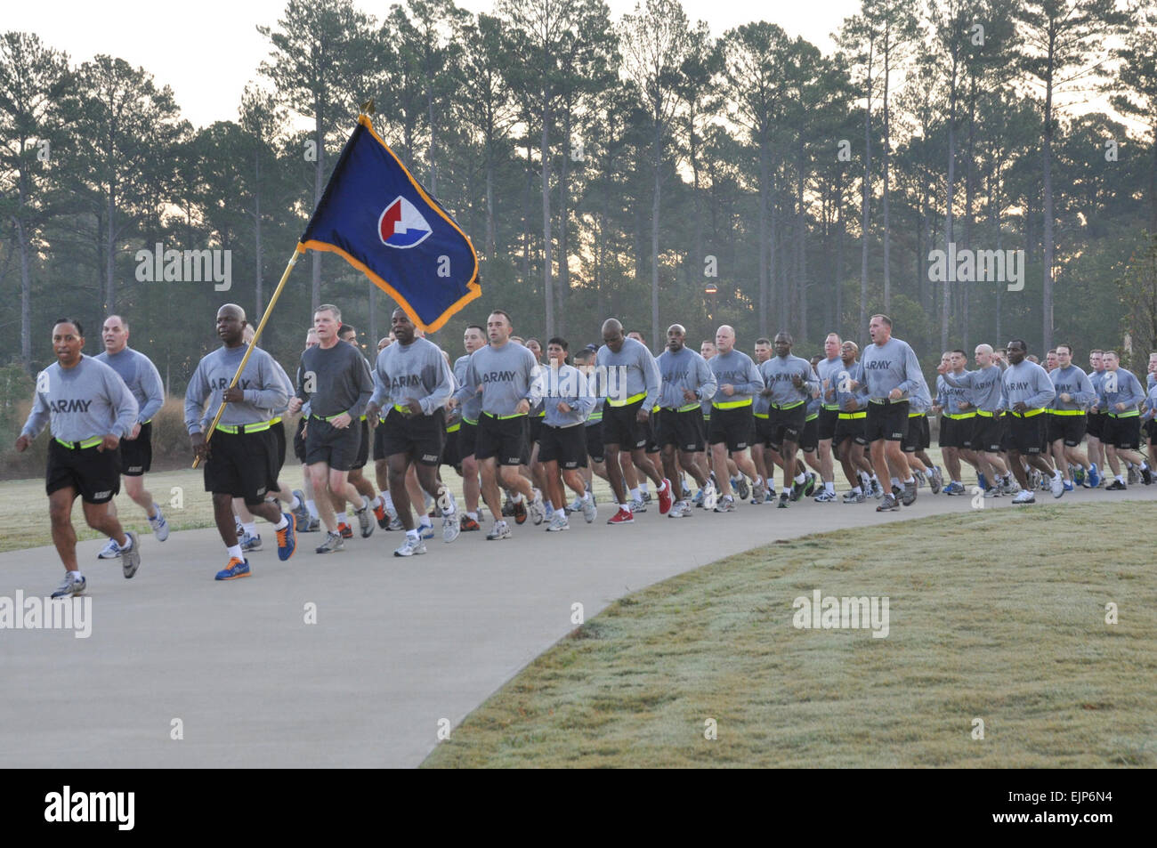 L'Administration centrale, du matériel de l'armée américaine a organisé une commande de la commande de 3 milles/power walk le jeudi 4 octobre à Redstone Arsenal à l'appui de l'armée de campagne de sensibilisation au suicide. Le premier run est commandant de l'AMC, le général Dennis L. Via avec AMC CSM Ronald Riling cadence d'appel. La course est l'un des plusieurs événements au cours de l'AMC Campagne d'un mois. AMC a également tenu une réunion générale au Quartier général de l'après-midi et des plans sur d'autres activités pendant le mois d'octobre pour encourager l'utilisation des programmes de l'armée comme "côte à côte" et "liens solides." Washington chérir, AMC Banque D'Images