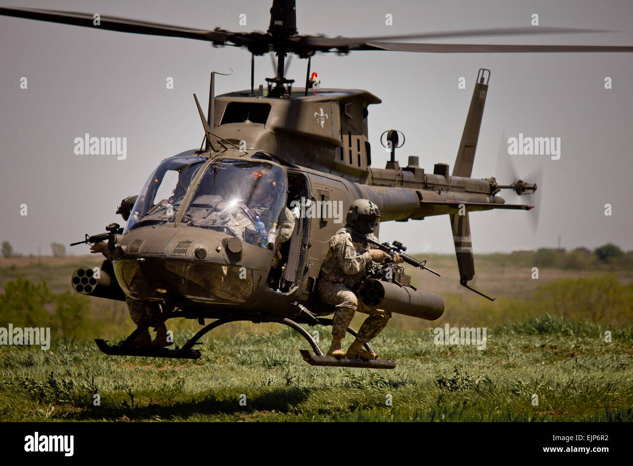 Les pilotes de la 1ère Division d'infanterie du 6ème régiment de cavalerie, Brigade d'aviation de combat, participer à un SEREEX échapper à résister à échapper à l'exercice de survie, le 13 mai à Fort Riley au Kansas. La formation des pilotes à extraire eux-mêmes de l'aéronef endommagé en cas d'un avion tombe en panne. Le s.. Nicolas Morales, 1er Inf. Div. Banque D'Images