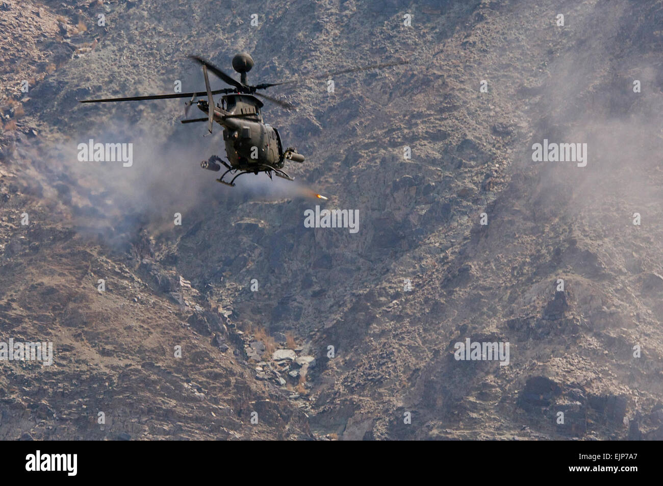 Un OH-58D Kiowa Warrior de la Force Sabre, 82e Brigade d'aviation de combat des incendies, une fusée à 2,75 pouces d'une montagne pendant un vol d'essai dans l'Est de l'Afghanistan, Mars 2, 2012. Le Kiowa Warrior est l'Armée du scoutisme et avions de reconnaissance, qui fournit souvent un appui rapproché pour les troupes au sol sur le champ de bataille. Le sabre Kiowa diriger la 82e Brigade d'aviation de combat, qui a effectué plus de 65 000 heures dans l'ensemble de cellules depuis octobre 2011. Le Sgt. 1ère classe Eric Pahon, Groupe de travail des affaires publiques de Poséidon Banque D'Images