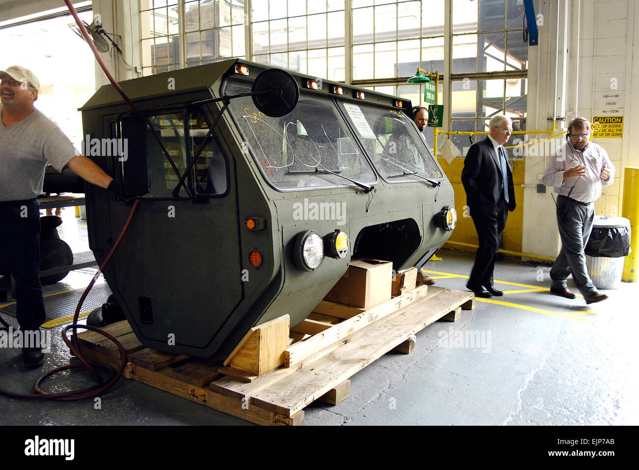 Le secrétaire à la Défense Robert M. Gates tours tactiques et les lignes de production de véhicule de combat avec Davis peut, extrême droite, Tactique Chef de Division, le 2 mai 2008, au cours d'une visite au dépôt de l'Armée de la rivière Rouge à Texarkana, Texas. Cherie Cullen Banque D'Images