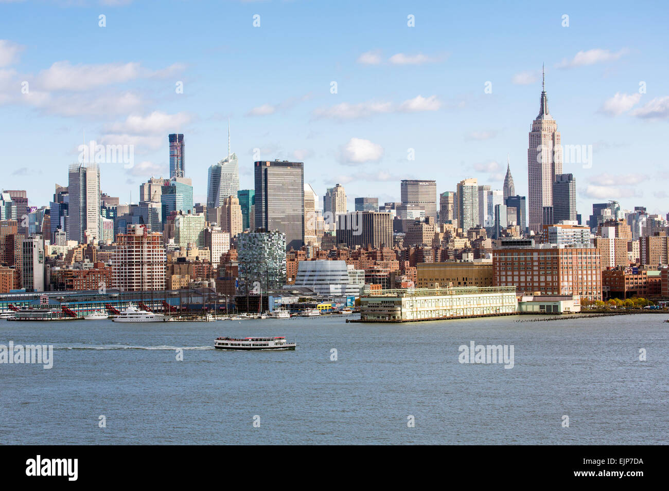 Empire State Building et Manhattan de l'autre côté de la rivière Hudson, New York, États-Unis d'Amérique Banque D'Images