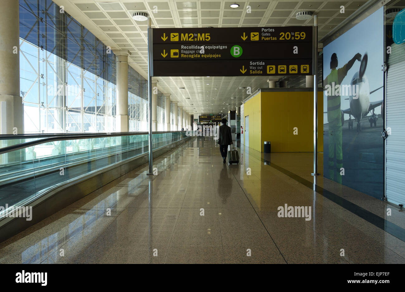 La marche à l'intérieur de l'Aérogare 2 passagers, l'aéroport El Prat, Barcelone, Catalogne, Espagne Banque D'Images