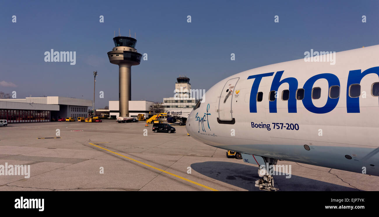 Tour de contrôle de l'aéroport de Salzbourg avec Thomas Cook avion en premier plan. Banque D'Images