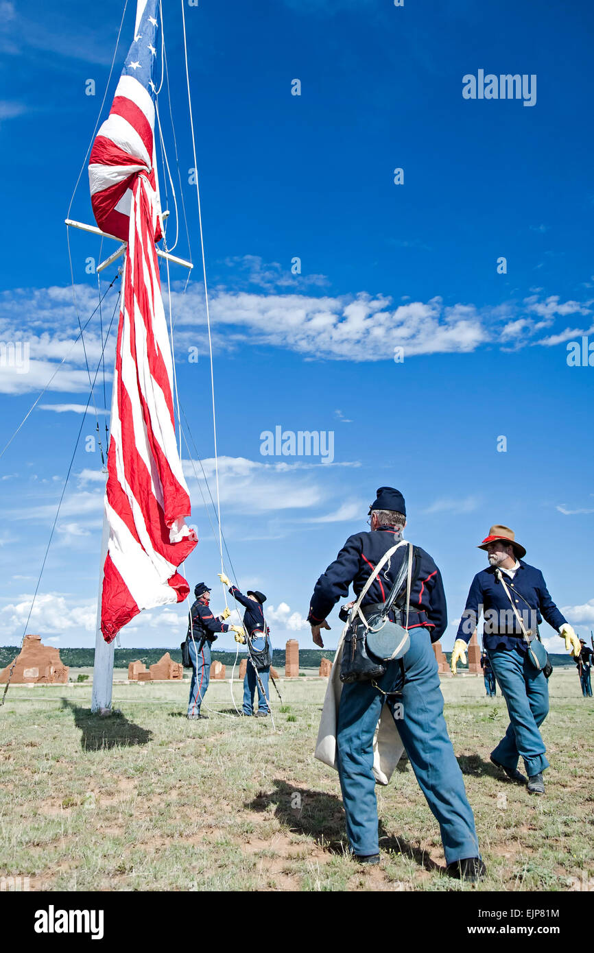 La guerre civile reenactors soldat de l'Union au cours de cérémonie de lever de drapeau, Fort Union National Monument, New Mexico USA Banque D'Images