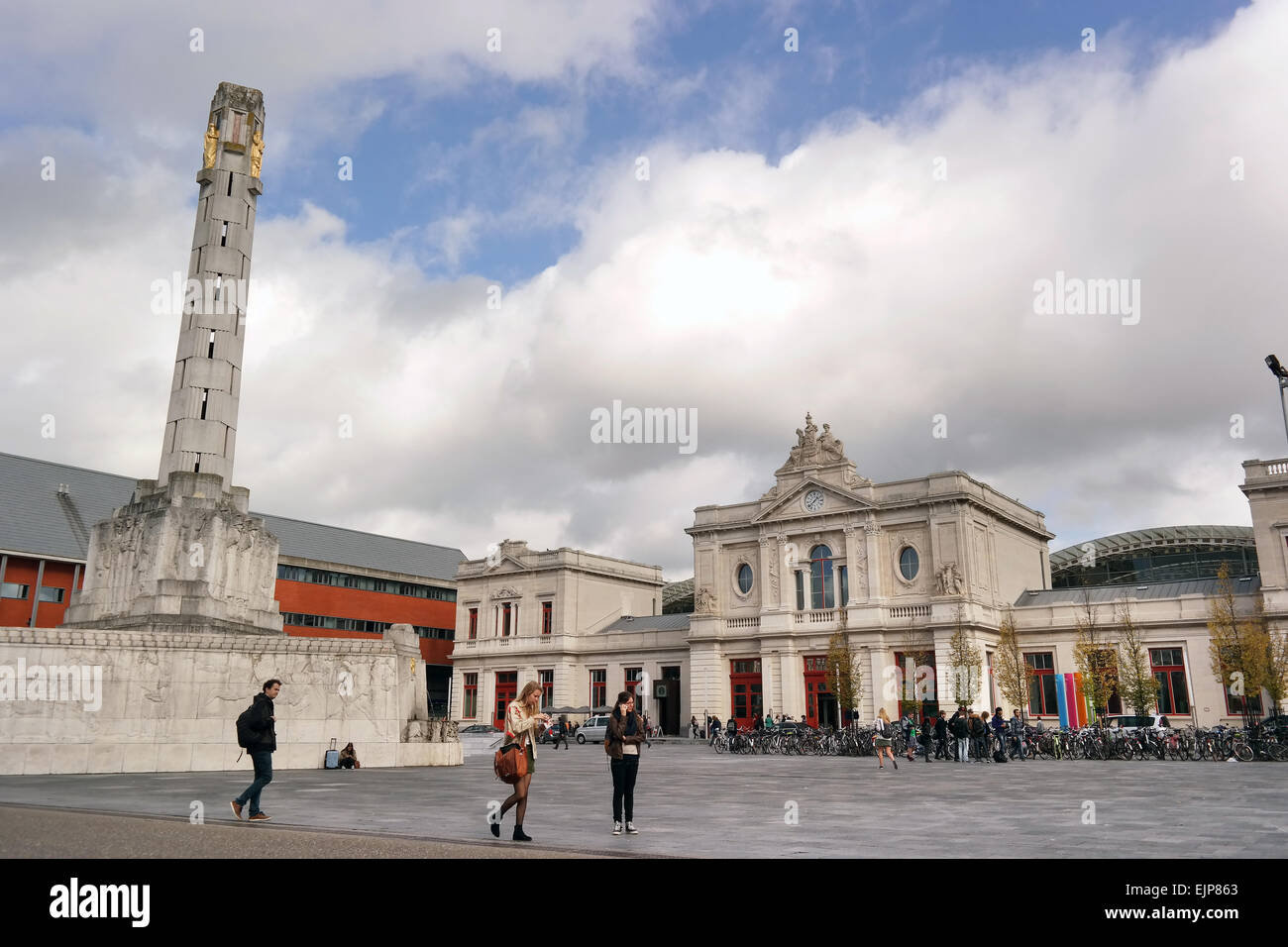 LEUVEN, BELGIQUE - Octobre 2014 : Martelarenplein en face de la Gare de Louvain la gare de Louvain Banque D'Images