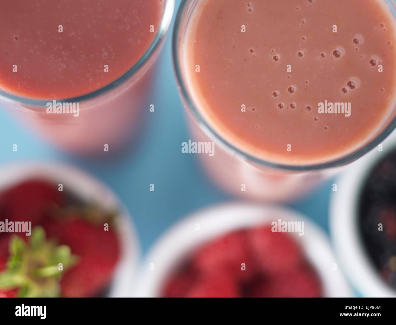 Smoothies aux fruits sur bleu Banque D'Images