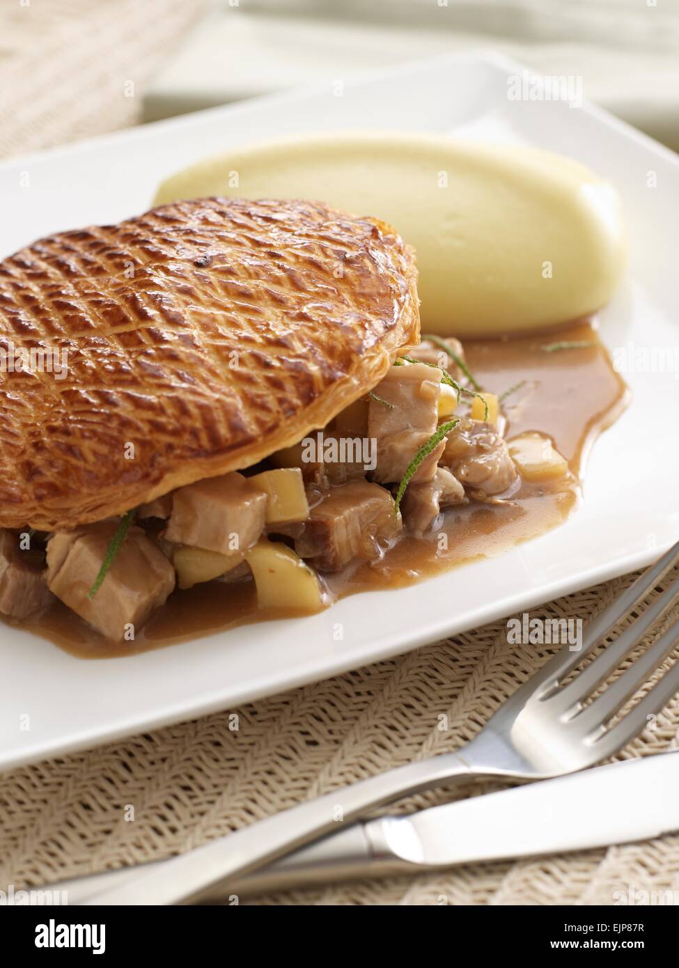 Tarte de viande et de pommes de terre avec la pâte feuilletée Banque D'Images