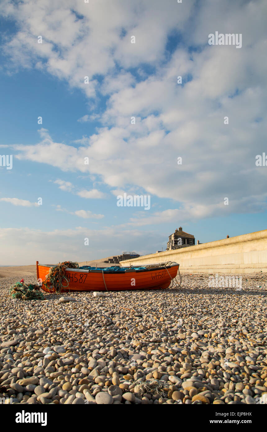 Bateau de pêche sur la plage de Chesil Banque D'Images