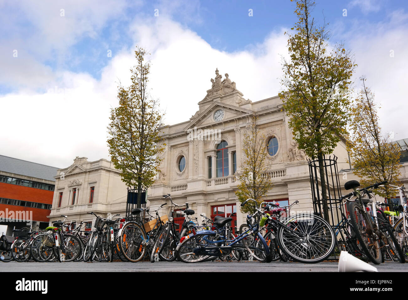Prêt de vélos en face de la Gare de Louvain la gare de Louvain Banque D'Images