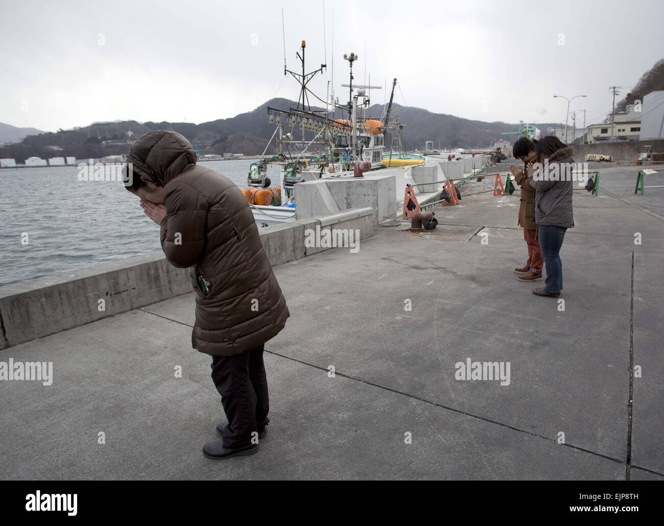 Kamaishi, au Japon. Mar 10, 2015. Arrêt japonais et leurs respects au port pendant la Kamaishi une minute de silence à 2:46 h, le moment où le séisme a frappé la région il y a quatre ans. Kamaishi ont subi de grandes pertes en vies humaines et les dommages causés par le tsunami résultant du tremblement de terre. © Earnie Grafton/ZUMA/Alamy Fil Live News Banque D'Images